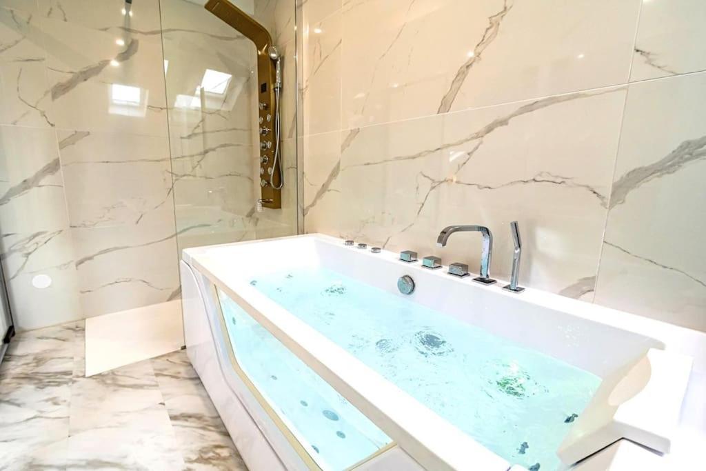 Oasis Chic - Spa Prive & Cinema Reims Dış mekan fotoğraf